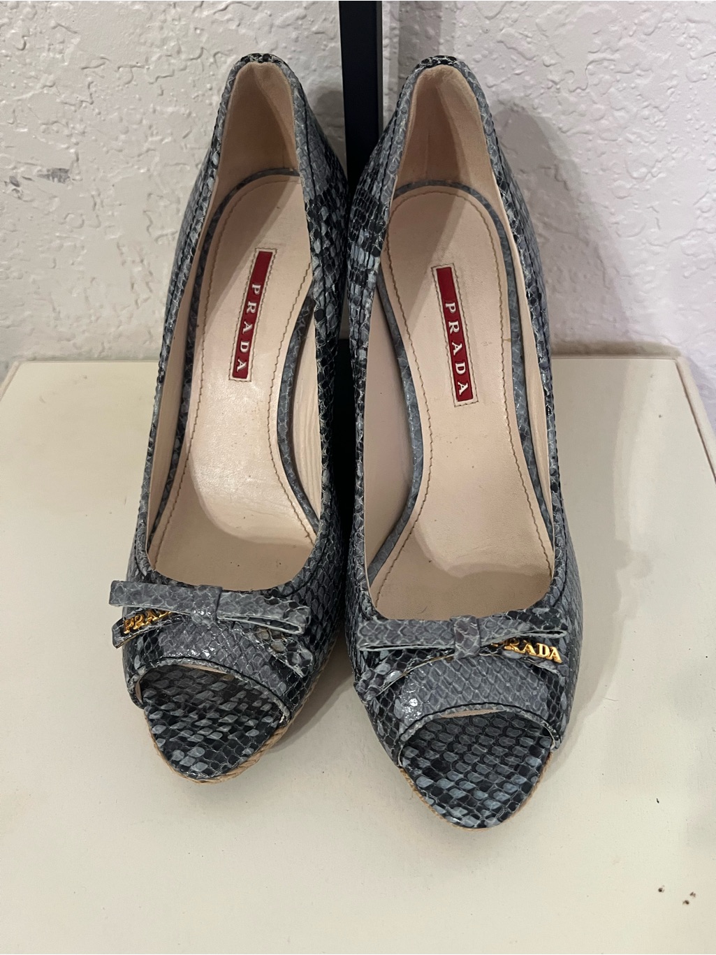 Prada Gray Snake-Print Peep-Toe Pumps With Bow